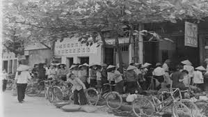 Hanoi’s subsidy period in photos by a British diplomat - ảnh 1
